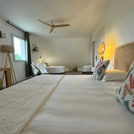 De La Briere Et Restaurant Les Krapados 3*