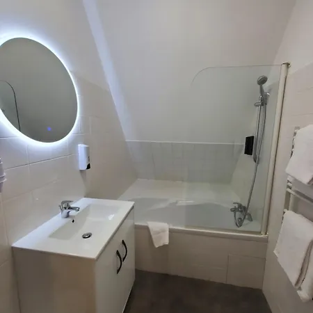 Hotel De La Briere Et Restaurant Les Krapados 3*