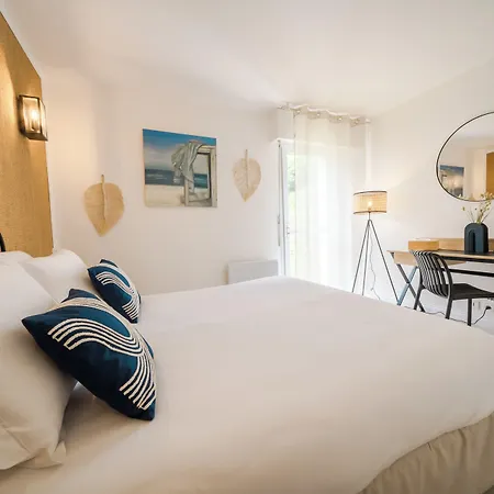 ホテル De La Briere Et Restaurant Les Krapados 3*